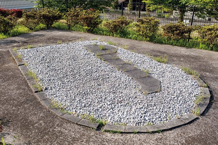 フェンスに囲まれた大塚古墳公園の保存石室。