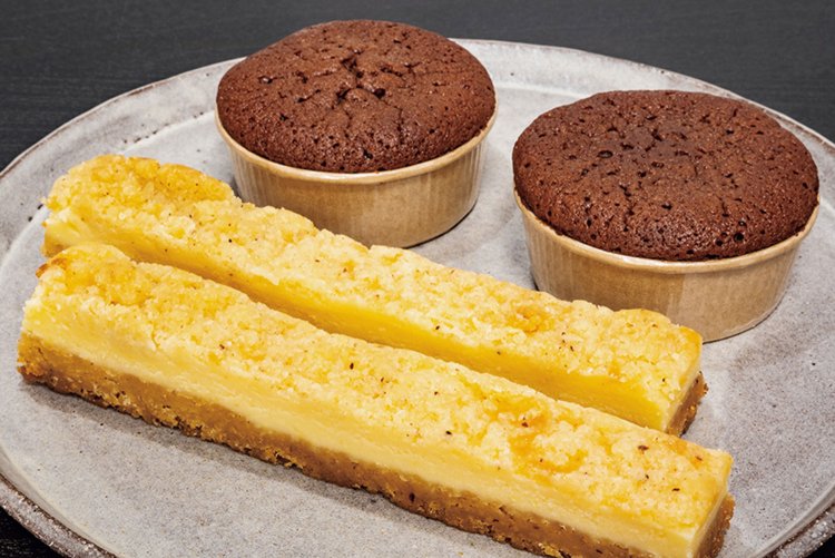 キリクリームチーズの塩気とサンドした生地との調和が絶妙な半生菓子のスティックキリ280円（手前）と、冷やしても温めてもおいしい焼きちょこ250円。