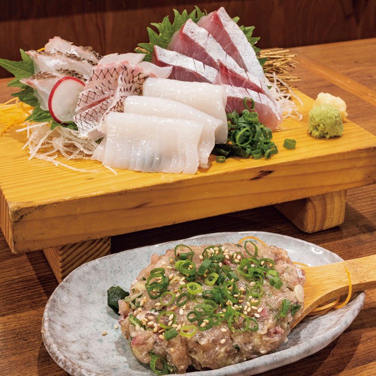 食感のよさもウリのアジのなめろう757円（手前）と魚を選べる本日の刺身3点盛り1648円。