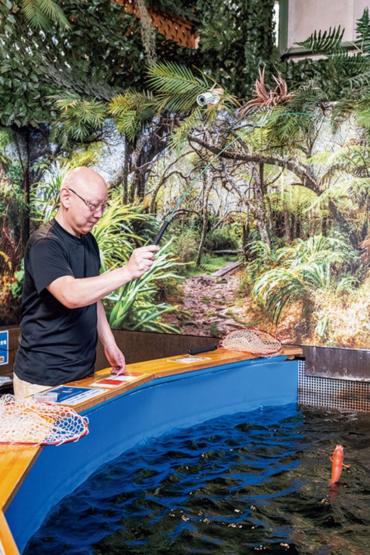 一般的には観賞魚として親しまれる熱帯魚釣りも体験できる。こちらの魚は全てリリースで。