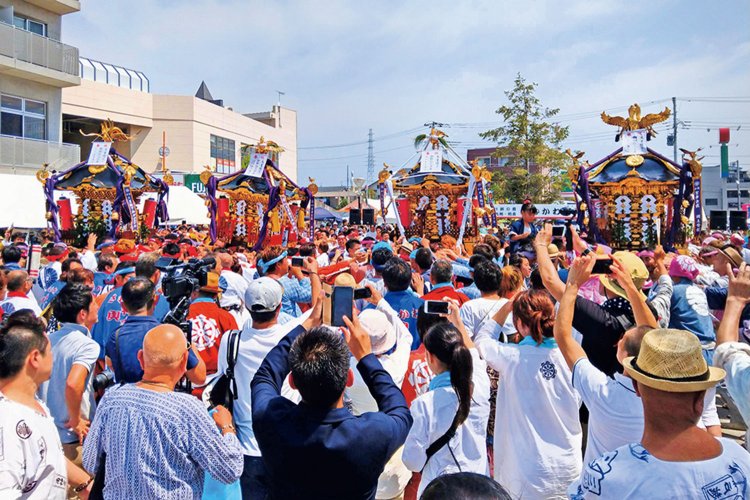 多くの熱気に包まれる寒川駅前公園（写真提供＝寒川町観光協会）。