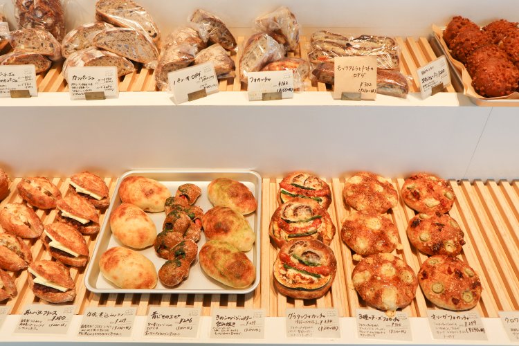 シンプルなカンパーニュ、パン・オ・ロデウのほか、あんバターフランス、牛すじ煮込みパン、3種のチーズフォカッチャなど、思わず手を伸ばしたくなる総菜パンが豊富に並びます。全種類食べたい……！