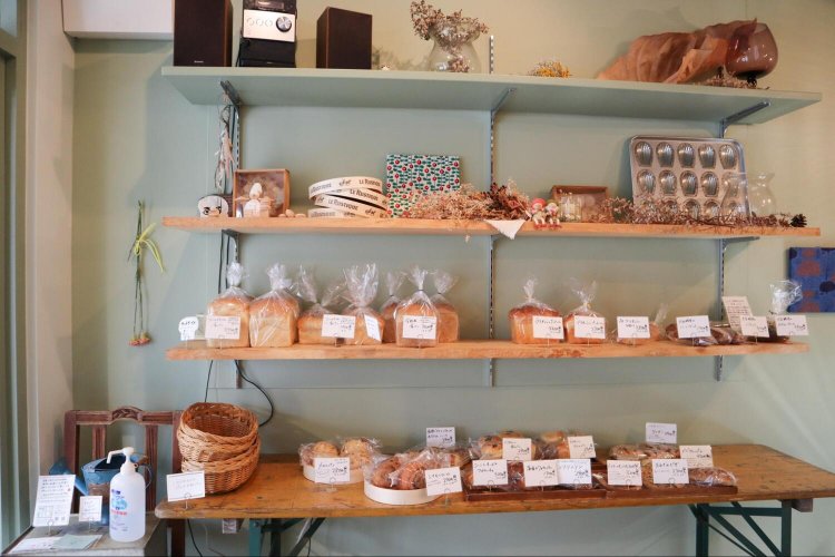 店内に並ぶパンたち。シンプルな食パンやおやつにぴったりのシナモンロール、ブランチにおすすめのフォカッチャなどたくさんあって目移りしてしまいそう。