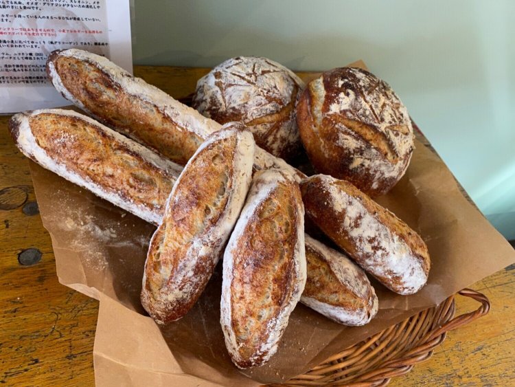 ルヴァン・ヴェールなどしっかり焼いたパンは、まるでしょう油のような深くて香ばしい香りが楽しめます。噛めば噛むほど素材の旨味が味わえるパン、奥深いです……！