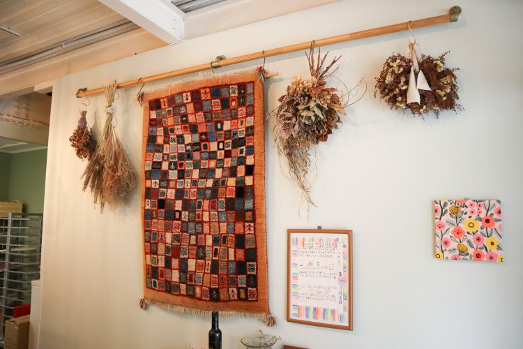 奥様やアルバイトのスタッフの感性を大切にし、店内をコーディネートしているそうです。