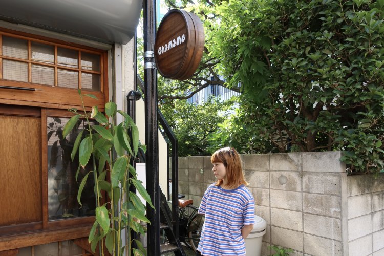 奥の階段を上がるとアトリエ。