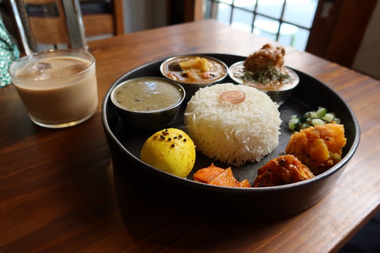 奥の手羽元が1本入っているのが「梅バターチキン」、その隣の「サンバル」とあわせて2種をオーダー、アチャール（たまご）もトッピングして1450円。和紅茶のチャイ（アイス）400円。