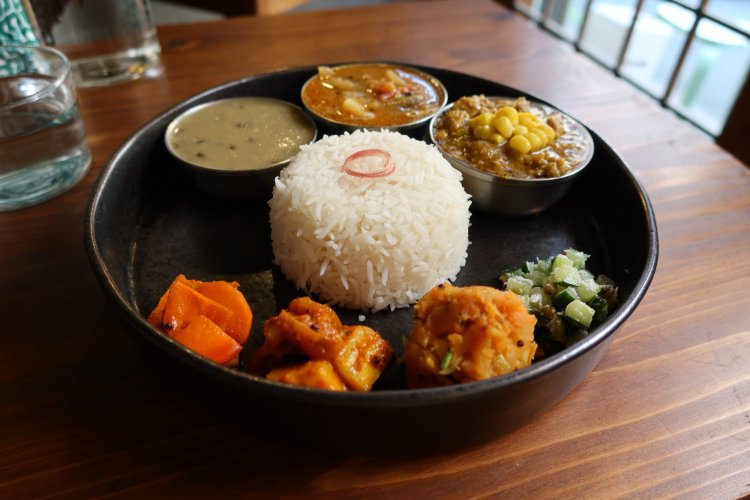 私は上にコーンがのっている「キーマダンサク」と「サンバル」を注文、1200円。