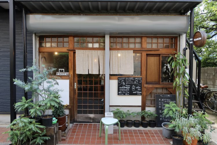 住宅地にある、古いが味わいのある建物。