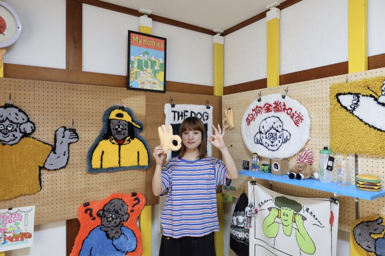 ラグはすべて彼女の手織り。