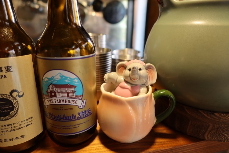 常連さんのお土産などで、店内のゾウはどんどん増加中。