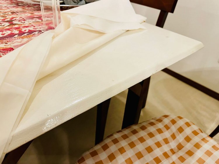 ▲ボランティアの方々とマスターが塗ったテーブル。