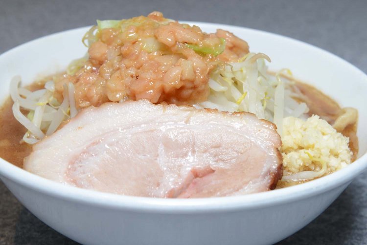 ヤサイマシ・ニンニク・アブラをトッピングしたラーメン並盛1000円。 