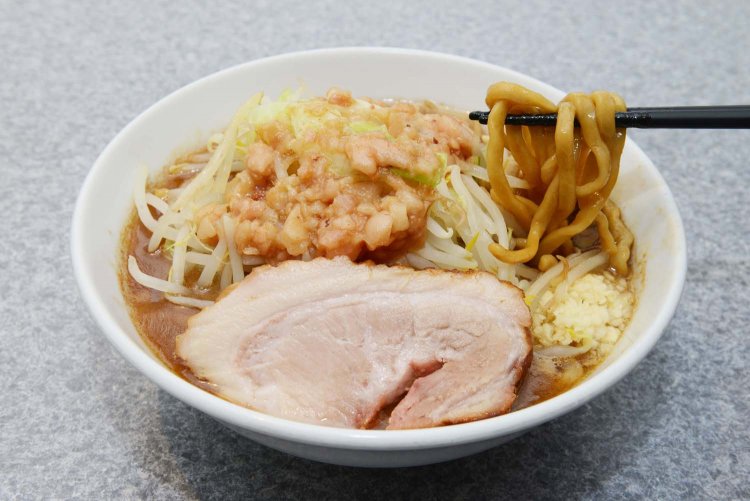 噛み応え満点の麺がたまらない。