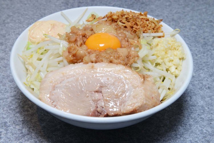 汁なしそば並盛1000円。写真はヤサイマシ・ニンニク・アブラをトッピング。