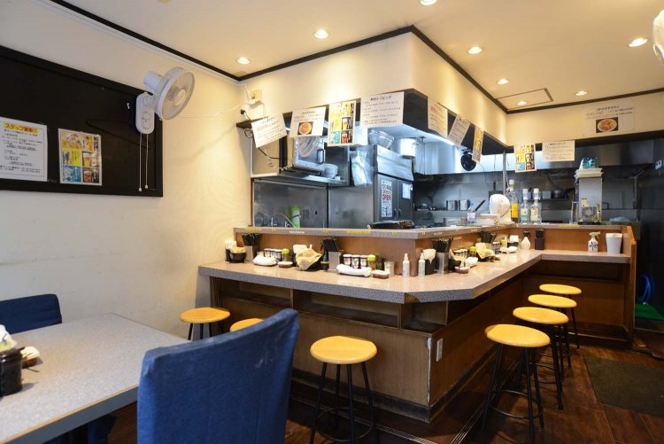 白を基調とした店内。カウンター席のほかテーブル席も2卓ある。 