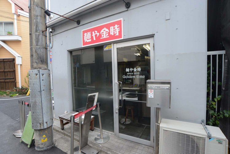 赤字に白い文字の看板がなければ見逃してしまうほどシンプルな外観。