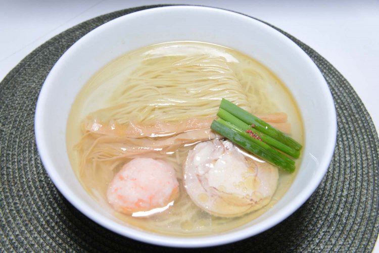 見るからに美しい塩らぁ麺。食べるのがもったいなくなるほどのビジュアルだ。