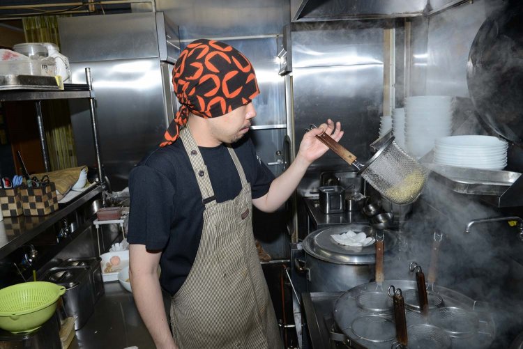 三河屋製麺の特注麺を使用。通常のラーメンより1cmほど長くしているため、スープとの絡みもいい。