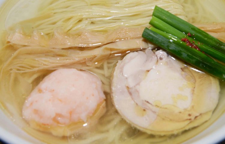 エビ団子や長く切られた万能ネギなど、ほかではなかなか出合えないトッピング。