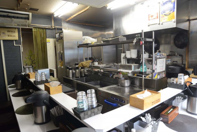 カウンター7席と小さいながら多くの人を魅了するラーメンを提供する。