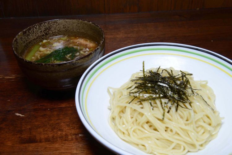 つけめん。無化調だが、物足りなさがなく、鶏油や特製香味油でうまみがアップ。