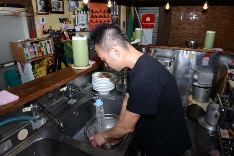 つけめんの麺は、茹でた後にしっかりと水で洗い、ぬめりを取っている。