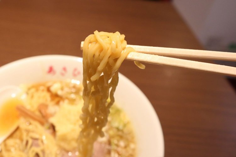 このシンプルかつ濃厚なスープが、芯のある中太麺によく絡む。