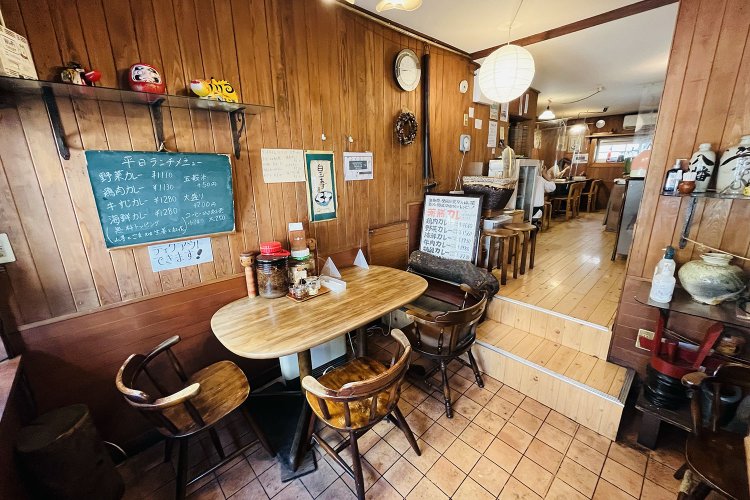 もともと喫茶店だった建物。店内にはその雰囲気がまだ残っている。