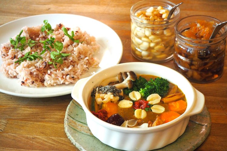 薬膳特製カレー2200円、ご飯を白米から雑穀米に変更して＋80円。