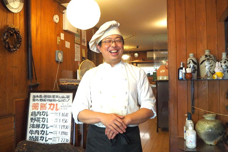 田中さん。次々とやってくる外国人のお客さんにも英語で雑談を交わしていた。