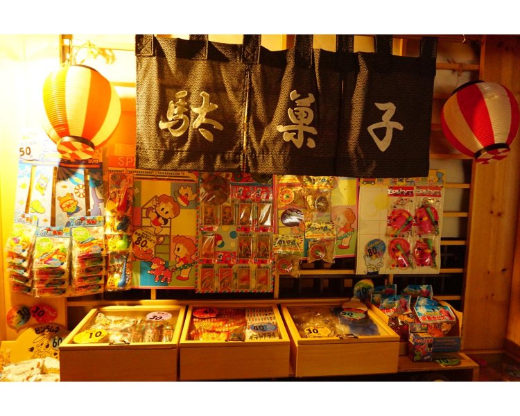 近所には小学校やインターナショナルスクールがあり、子供たちが駄菓子を楽しむ姿も。