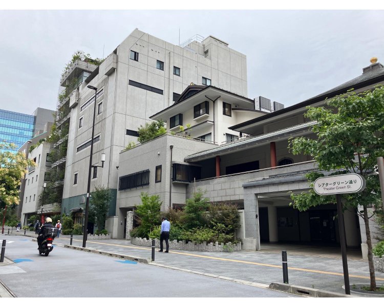 お寺の前の通りには「シアターグリーン通り」という名が付けられている。