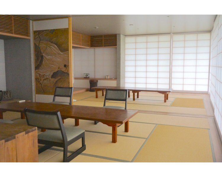 本堂ビルの最上階にある客間「松栄庵」。戦後、十畳二間に御本尊を安置した小さなスペースから再スタートを切った仙行寺は、ちょうどこのくらいの面積だったという。