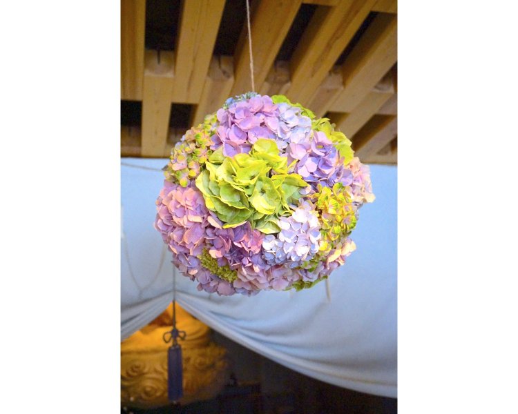 生花で作られたくす玉が、初夏の境内を優しく彩っていた。