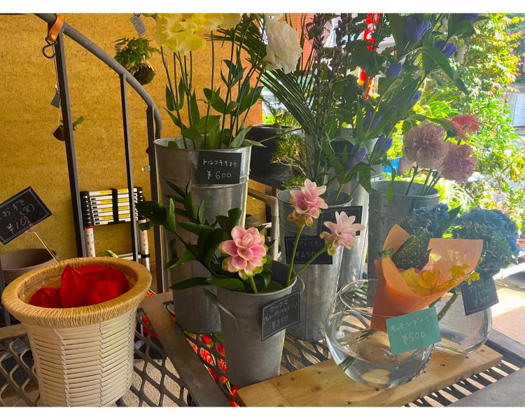境内には花屋のスペースがあり、劇場の祝い花にも利用されているのだそう。通るたびに変わっていく花からも、季節の移ろいを感じられる。