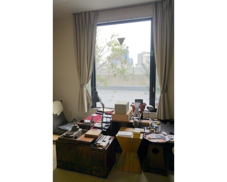 朝比奈さんが寺務をされる場所は、まるで文豪の机のよう。幣束や季節ごとのしつらいを作るほか、卒塔婆が書かれるのもこの場所だ。