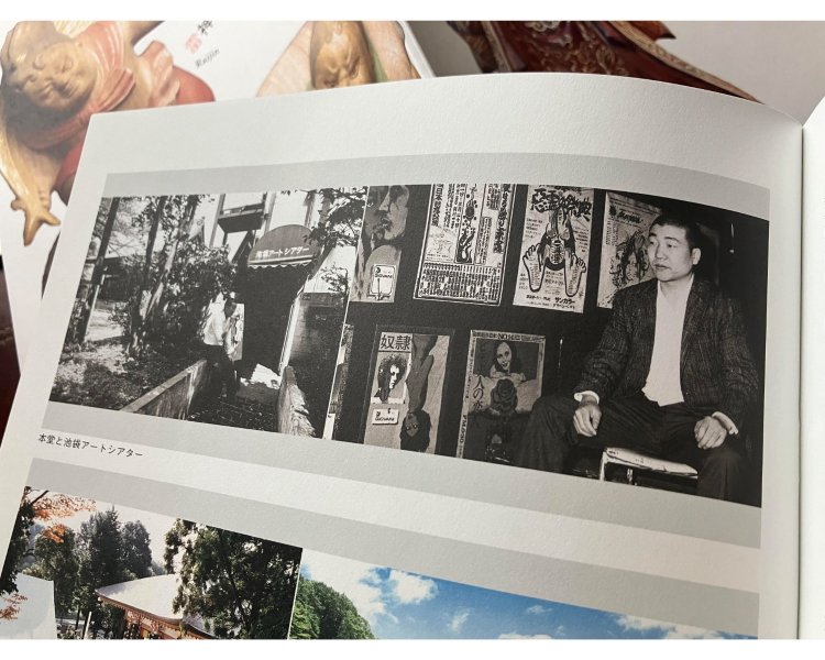 仙行寺さんのパンフレットに掲載されている「シアターグリーン」の前身、「池袋アートシアター」の様子。先代ご住職の後ろには当時の熱を感じるポスターがずらり。