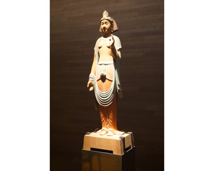 お寺への相談やお墓参りに訪れる方々を見守る菩薩像。