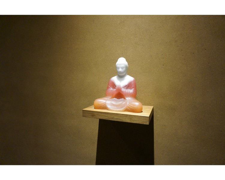 福禄寿像を手がけた小野直子氏によるガラス製の釈迦如来座像。