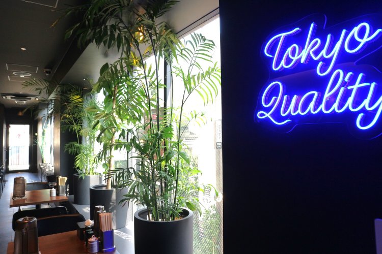 入り口すぐの壁にはネオンが輝く。