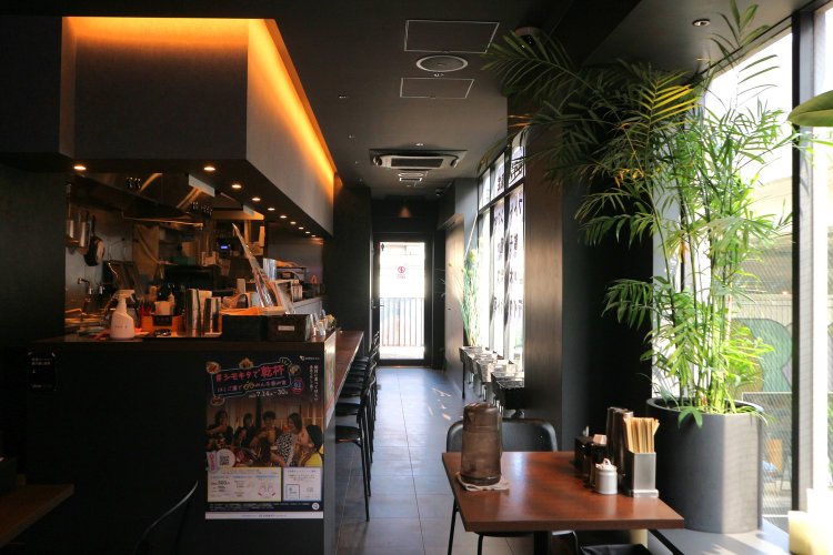 店内はモダンで落ち着いた雰囲気。カウンター席が充実しているため一人でも利用しやすい。