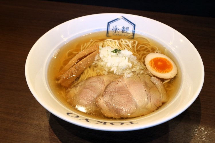 塩ラーメンの真珠は、琥珀と同じ1000円。こちらも澄み切ったスープが特徴。