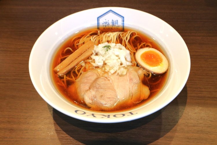 醤油ラーメンの琥珀は1000円。八王子ラーメン風の刻み玉ねぎが特徴。