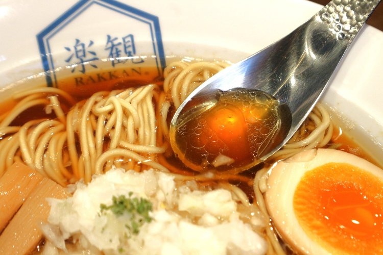 スープはスッキリとこってりの真ん中。見た目以上にパンチがある。