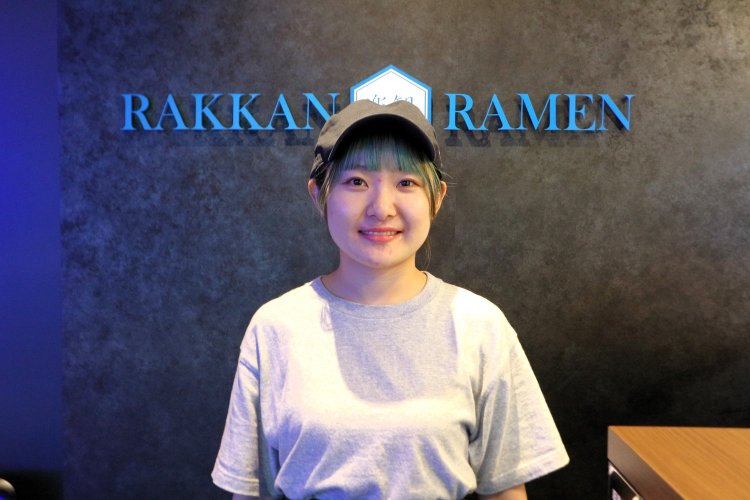 マネージャーを務めながら店にも立つ矢田部直美さん。はつらつとした笑顔で出迎えてくれる。