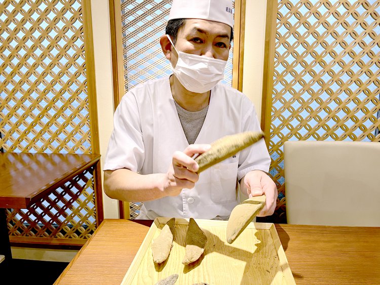 「乾燥してるから音が鳴るんですよ」鰹節を拍子木のようにカンカンと打ち合わせた永谷さん。