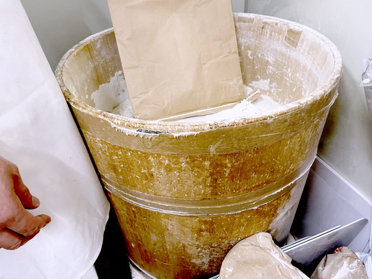 昔から使っているサワラ材を使った木鉢下は湿度調節をしてくれる。数日寝かすことで粉がなじみやすくなる。