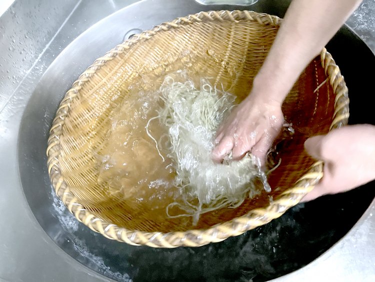 茹でたてのそばをすぐ冷水でしめる。