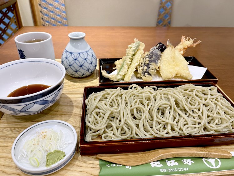 ほどなくしてテーブルにやってきた特天せいろ。もう待てない！